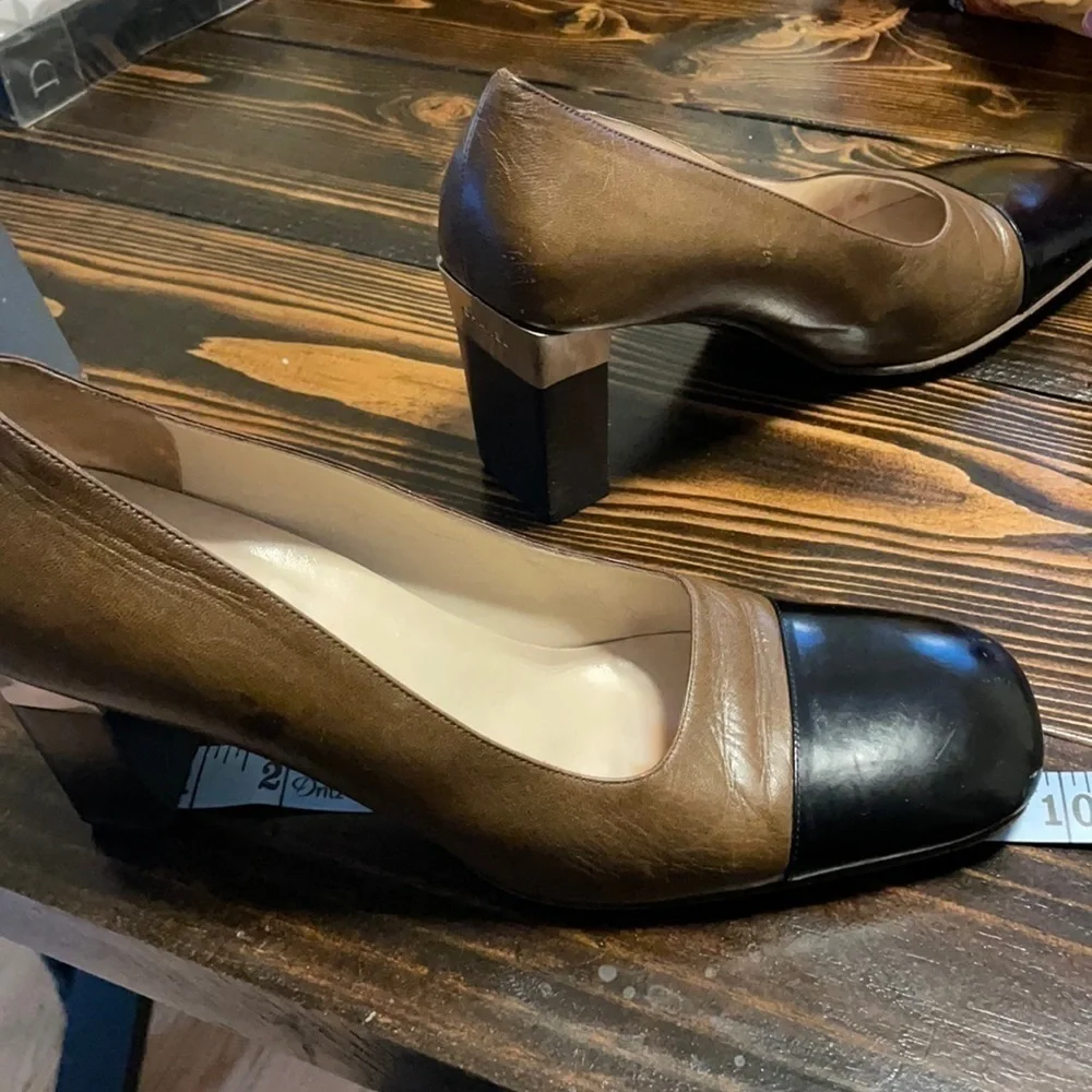💎HP💎 Chanel Cap Toe Block Heel Two Tone Shoes Sz 40 Metal CHANEL Logo Plate